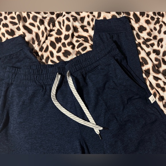 ✨Vuori Dark Blue Joggers✨ - Picture 2 of 7